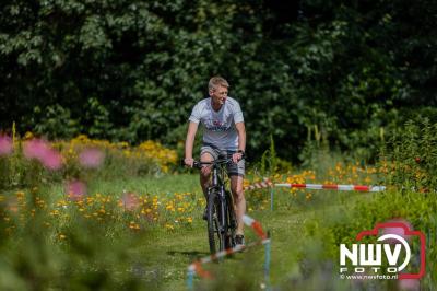 De eerste A. Vogelloop vond plaats onder prachtige weersomstandigheden, waarbij de deelnemers door de Vogeltuin en over het landgoed Zwaluwenburg in 't Harde liepen. - © NWVFoto.nl