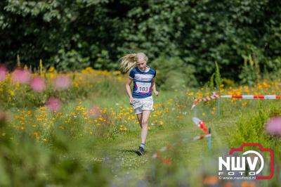 De eerste A. Vogelloop vond plaats onder prachtige weersomstandigheden, waarbij de deelnemers door de Vogeltuin en over het landgoed Zwaluwenburg in 't Harde liepen. - © NWVFoto.nl