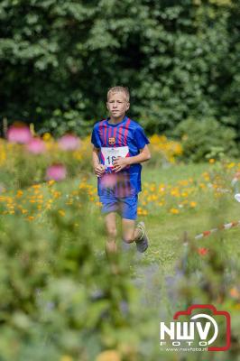 De eerste A. Vogelloop vond plaats onder prachtige weersomstandigheden, waarbij de deelnemers door de Vogeltuin en over het landgoed Zwaluwenburg in 't Harde liepen. - © NWVFoto.nl