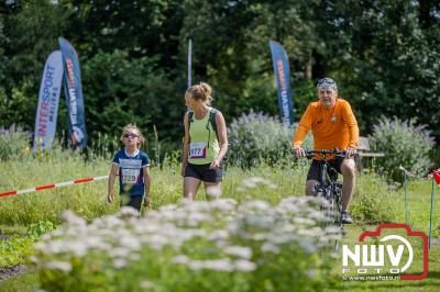 De eerste A. Vogelloop vond plaats onder prachtige weersomstandigheden, waarbij de deelnemers door de Vogeltuin en over het landgoed Zwaluwenburg in 't Harde liepen. - © NWVFoto.nl