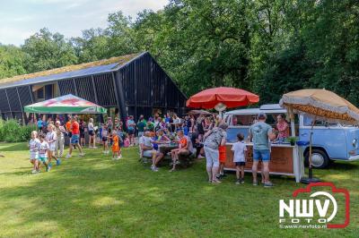 De eerste A. Vogelloop vond plaats onder prachtige weersomstandigheden, waarbij de deelnemers door de Vogeltuin en over het landgoed Zwaluwenburg in 't Harde liepen. - © NWVFoto.nl