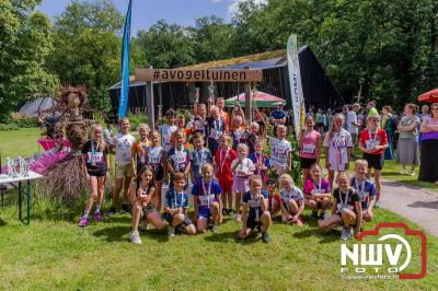 De eerste A. Vogelloop vond plaats onder prachtige weersomstandigheden, waarbij de deelnemers door de Vogeltuin en over het landgoed Zwaluwenburg in 't Harde liepen. - © NWVFoto.nl