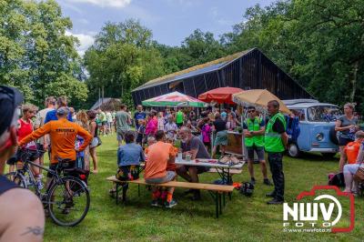 De eerste A. Vogelloop vond plaats onder prachtige weersomstandigheden, waarbij de deelnemers door de Vogeltuin en over het landgoed Zwaluwenburg in 't Harde liepen. - © NWVFoto.nl