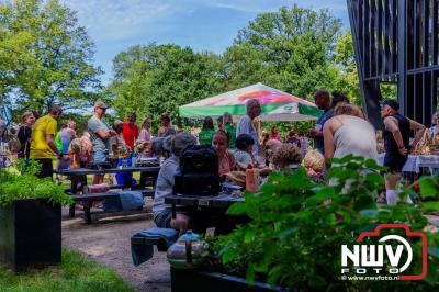 De eerste A. Vogelloop vond plaats onder prachtige weersomstandigheden, waarbij de deelnemers door de Vogeltuin en over het landgoed Zwaluwenburg in 't Harde liepen. - © NWVFoto.nl