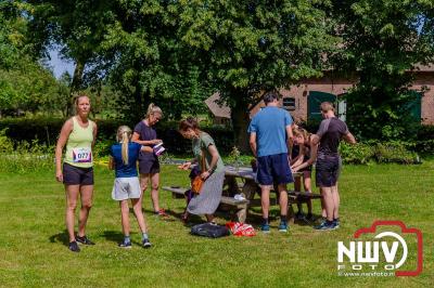 De eerste A. Vogelloop vond plaats onder prachtige weersomstandigheden, waarbij de deelnemers door de Vogeltuin en over het landgoed Zwaluwenburg in 't Harde liepen. - © NWVFoto.nl