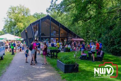 De eerste A. Vogelloop vond plaats onder prachtige weersomstandigheden, waarbij de deelnemers door de Vogeltuin en over het landgoed Zwaluwenburg in 't Harde liepen. - © NWVFoto.nl