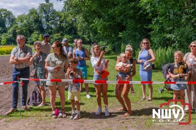 De eerste A. Vogelloop vond plaats onder prachtige weersomstandigheden, waarbij de deelnemers door de Vogeltuin en over het landgoed Zwaluwenburg in 't Harde liepen. - © NWVFoto.nl