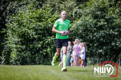 De eerste A. Vogelloop vond plaats onder prachtige weersomstandigheden, waarbij de deelnemers door de Vogeltuin en over het landgoed Zwaluwenburg in 't Harde liepen. - © NWVFoto.nl