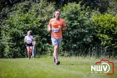 De eerste A. Vogelloop vond plaats onder prachtige weersomstandigheden, waarbij de deelnemers door de Vogeltuin en over het landgoed Zwaluwenburg in 't Harde liepen. - © NWVFoto.nl