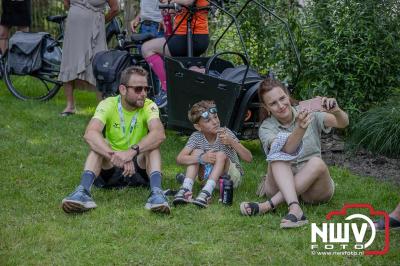 De eerste A. Vogelloop vond plaats onder prachtige weersomstandigheden, waarbij de deelnemers door de Vogeltuin en over het landgoed Zwaluwenburg in 't Harde liepen. - © NWVFoto.nl