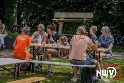 De eerste A. Vogelloop vond plaats onder prachtige weersomstandigheden, waarbij de deelnemers door de Vogeltuin en over het landgoed Zwaluwenburg in 't Harde liepen. - © NWVFoto.nl