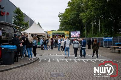 Vrijdagavond vierde Wimmie Bouma in het bij zijn van zijn fans zijn twintig jarig jubileum als zanger op 't Harde. - © NWVFoto.nl