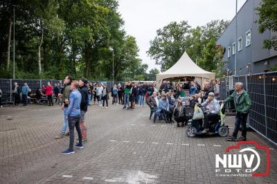 Vrijdagavond vierde Wimmie Bouma in het bij zijn van zijn fans zijn twintig jarig jubileum als zanger op 't Harde. - © NWVFoto.nl