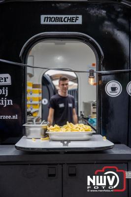 Vrijdagavond vierde Wimmie Bouma in het bij zijn van zijn fans zijn twintig jarig jubileum als zanger op 't Harde. - © NWVFoto.nl