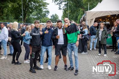 Vrijdagavond vierde Wimmie Bouma in het bij zijn van zijn fans zijn twintig jarig jubileum als zanger op 't Harde. - © NWVFoto.nl