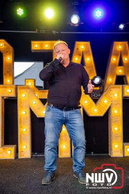 Vrijdagavond vierde Wimmie Bouma in het bij zijn van zijn fans zijn twintig jarig jubileum als zanger op 't Harde. - © NWVFoto.nl