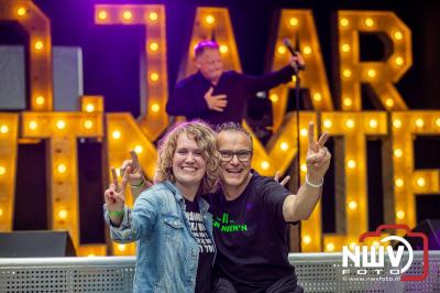 Vrijdagavond vierde Wimmie Bouma in het bij zijn van zijn fans zijn twintig jarig jubileum als zanger op 't Harde. - © NWVFoto.nl