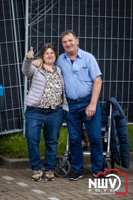 Vrijdagavond vierde Wimmie Bouma in het bij zijn van zijn fans zijn twintig jarig jubileum als zanger op 't Harde. - © NWVFoto.nl