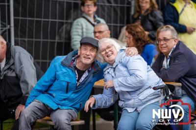 Vrijdagavond vierde Wimmie Bouma in het bij zijn van zijn fans zijn twintig jarig jubileum als zanger op 't Harde. - © NWVFoto.nl