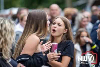 Vrijdagavond vierde Wimmie Bouma in het bij zijn van zijn fans zijn twintig jarig jubileum als zanger op 't Harde. - © NWVFoto.nl