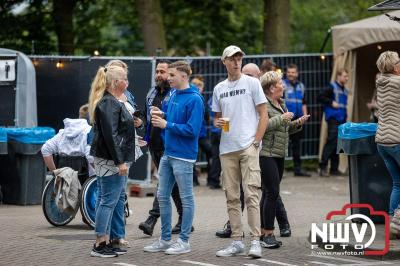 Vrijdagavond vierde Wimmie Bouma in het bij zijn van zijn fans zijn twintig jarig jubileum als zanger op 't Harde. - © NWVFoto.nl