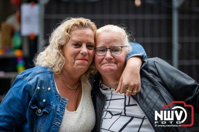 Vrijdagavond vierde Wimmie Bouma in het bij zijn van zijn fans zijn twintig jarig jubileum als zanger op 't Harde. - © NWVFoto.nl