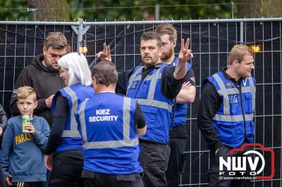 Vrijdagavond vierde Wimmie Bouma in het bij zijn van zijn fans zijn twintig jarig jubileum als zanger op 't Harde. - © NWVFoto.nl