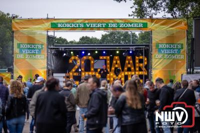 Vrijdagavond vierde Wimmie Bouma in het bij zijn van zijn fans zijn twintig jarig jubileum als zanger op 't Harde. - © NWVFoto.nl