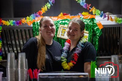 Vrijdagavond vierde Wimmie Bouma in het bij zijn van zijn fans zijn twintig jarig jubileum als zanger op 't Harde. - © NWVFoto.nl