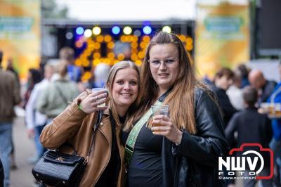 Vrijdagavond vierde Wimmie Bouma in het bij zijn van zijn fans zijn twintig jarig jubileum als zanger op 't Harde. - © NWVFoto.nl