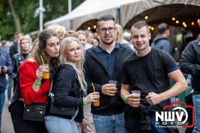 Vrijdagavond vierde Wimmie Bouma in het bij zijn van zijn fans zijn twintig jarig jubileum als zanger op 't Harde. - © NWVFoto.nl