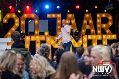 Vrijdagavond vierde Wimmie Bouma in het bij zijn van zijn fans zijn twintig jarig jubileum als zanger op 't Harde. - © NWVFoto.nl