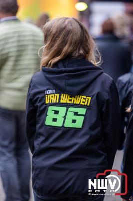 Vrijdagavond vierde Wimmie Bouma in het bij zijn van zijn fans zijn twintig jarig jubileum als zanger op 't Harde. - © NWVFoto.nl