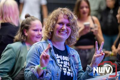 Vrijdagavond vierde Wimmie Bouma in het bij zijn van zijn fans zijn twintig jarig jubileum als zanger op 't Harde. - © NWVFoto.nl