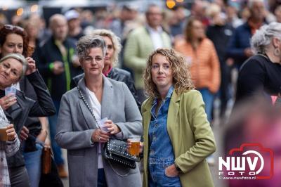 Vrijdagavond vierde Wimmie Bouma in het bij zijn van zijn fans zijn twintig jarig jubileum als zanger op 't Harde. - © NWVFoto.nl