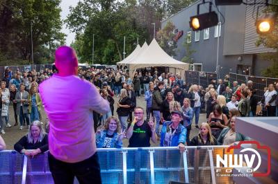 Vrijdagavond vierde Wimmie Bouma in het bij zijn van zijn fans zijn twintig jarig jubileum als zanger op 't Harde. - © NWVFoto.nl