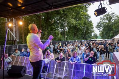 Vrijdagavond vierde Wimmie Bouma in het bij zijn van zijn fans zijn twintig jarig jubileum als zanger op 't Harde. - © NWVFoto.nl