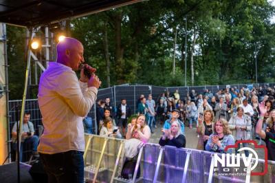 Vrijdagavond vierde Wimmie Bouma in het bij zijn van zijn fans zijn twintig jarig jubileum als zanger op 't Harde. - © NWVFoto.nl