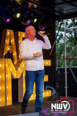 Vrijdagavond vierde Wimmie Bouma in het bij zijn van zijn fans zijn twintig jarig jubileum als zanger op 't Harde. - © NWVFoto.nl