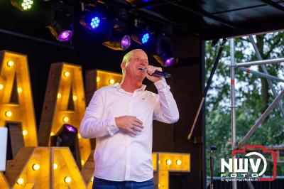 Vrijdagavond vierde Wimmie Bouma in het bij zijn van zijn fans zijn twintig jarig jubileum als zanger op 't Harde. - © NWVFoto.nl