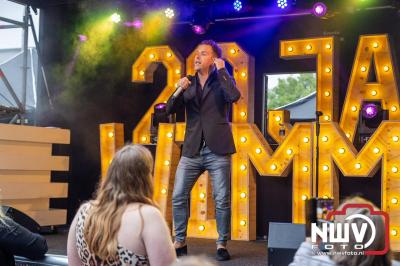 Vrijdagavond vierde Wimmie Bouma in het bij zijn van zijn fans zijn twintig jarig jubileum als zanger op 't Harde. - © NWVFoto.nl