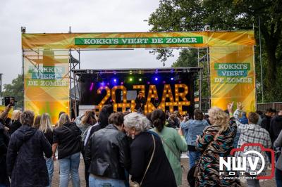 Vrijdagavond vierde Wimmie Bouma in het bij zijn van zijn fans zijn twintig jarig jubileum als zanger op 't Harde. - © NWVFoto.nl