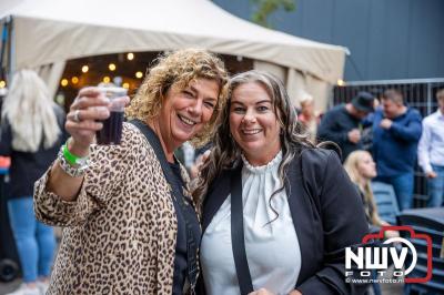 Vrijdagavond vierde Wimmie Bouma in het bij zijn van zijn fans zijn twintig jarig jubileum als zanger op 't Harde. - © NWVFoto.nl