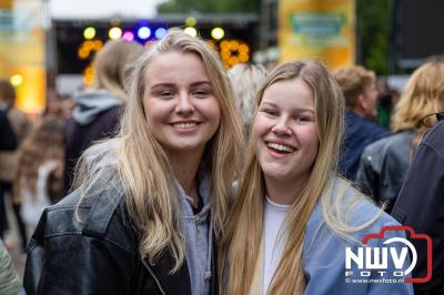 Vrijdagavond vierde Wimmie Bouma in het bij zijn van zijn fans zijn twintig jarig jubileum als zanger op 't Harde. - © NWVFoto.nl