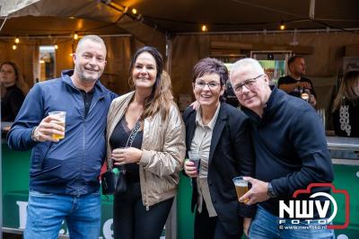 Vrijdagavond vierde Wimmie Bouma in het bij zijn van zijn fans zijn twintig jarig jubileum als zanger op 't Harde. - © NWVFoto.nl