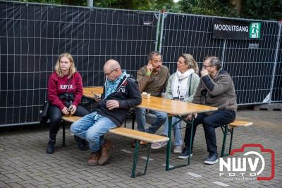 Vrijdagavond vierde Wimmie Bouma in het bij zijn van zijn fans zijn twintig jarig jubileum als zanger op 't Harde. - © NWVFoto.nl