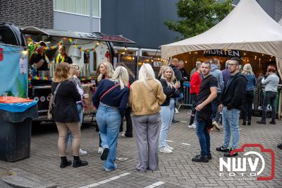 Vrijdagavond vierde Wimmie Bouma in het bij zijn van zijn fans zijn twintig jarig jubileum als zanger op 't Harde. - © NWVFoto.nl