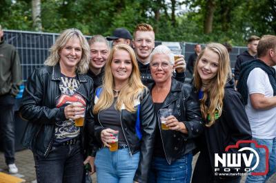 Vrijdagavond vierde Wimmie Bouma in het bij zijn van zijn fans zijn twintig jarig jubileum als zanger op 't Harde. - © NWVFoto.nl