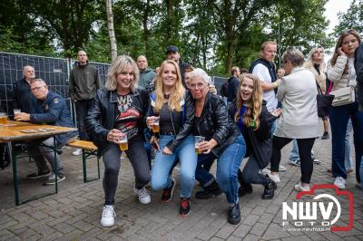 Vrijdagavond vierde Wimmie Bouma in het bij zijn van zijn fans zijn twintig jarig jubileum als zanger op 't Harde. - © NWVFoto.nl