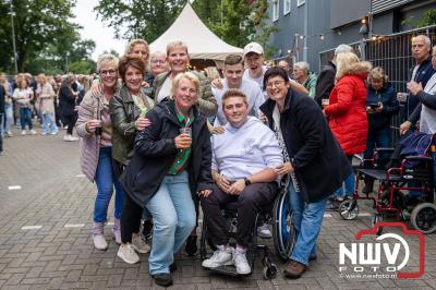 Vrijdagavond vierde Wimmie Bouma in het bij zijn van zijn fans zijn twintig jarig jubileum als zanger op 't Harde. - © NWVFoto.nl